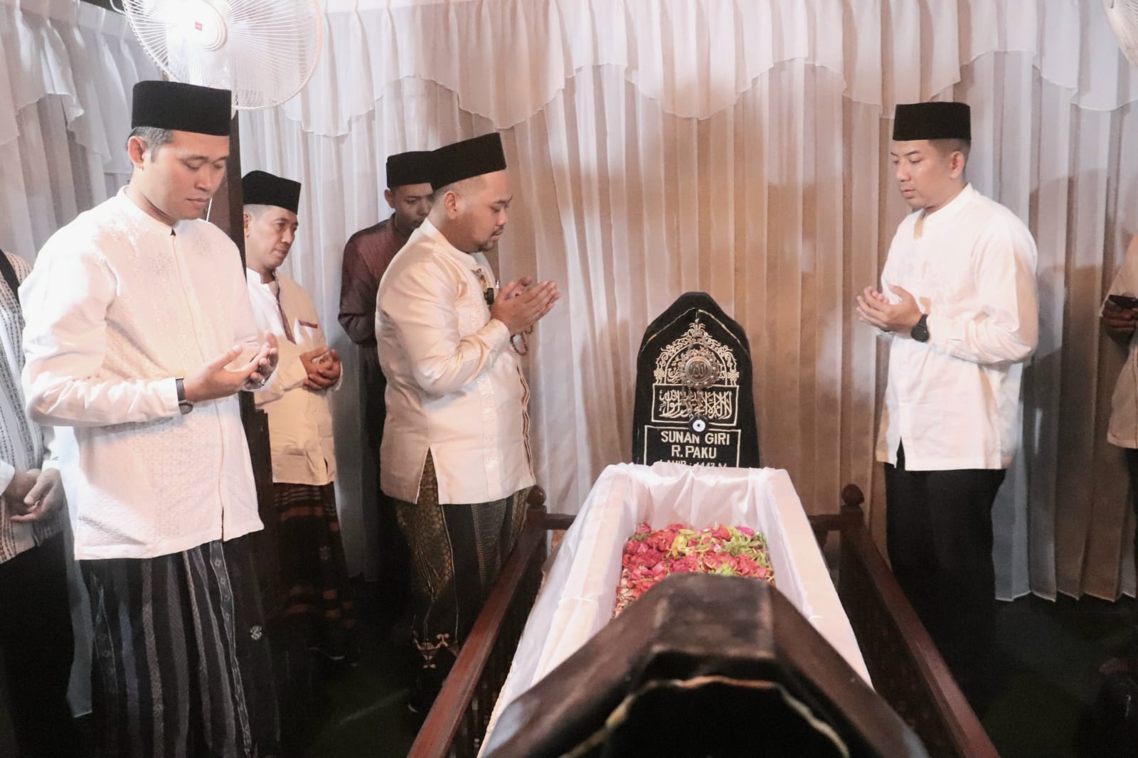 Tradisi Malem Selawe, Bupati Gresik Sebut Selain Sisi Spiritual dan Sarana Dakwah Juga Membangkitkan UMKM